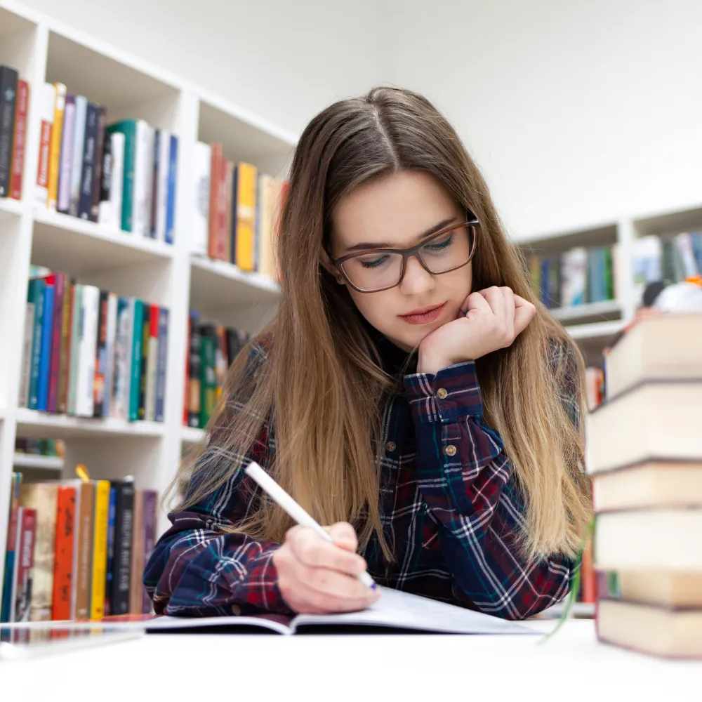 Alumna estudiando con su cuaderno