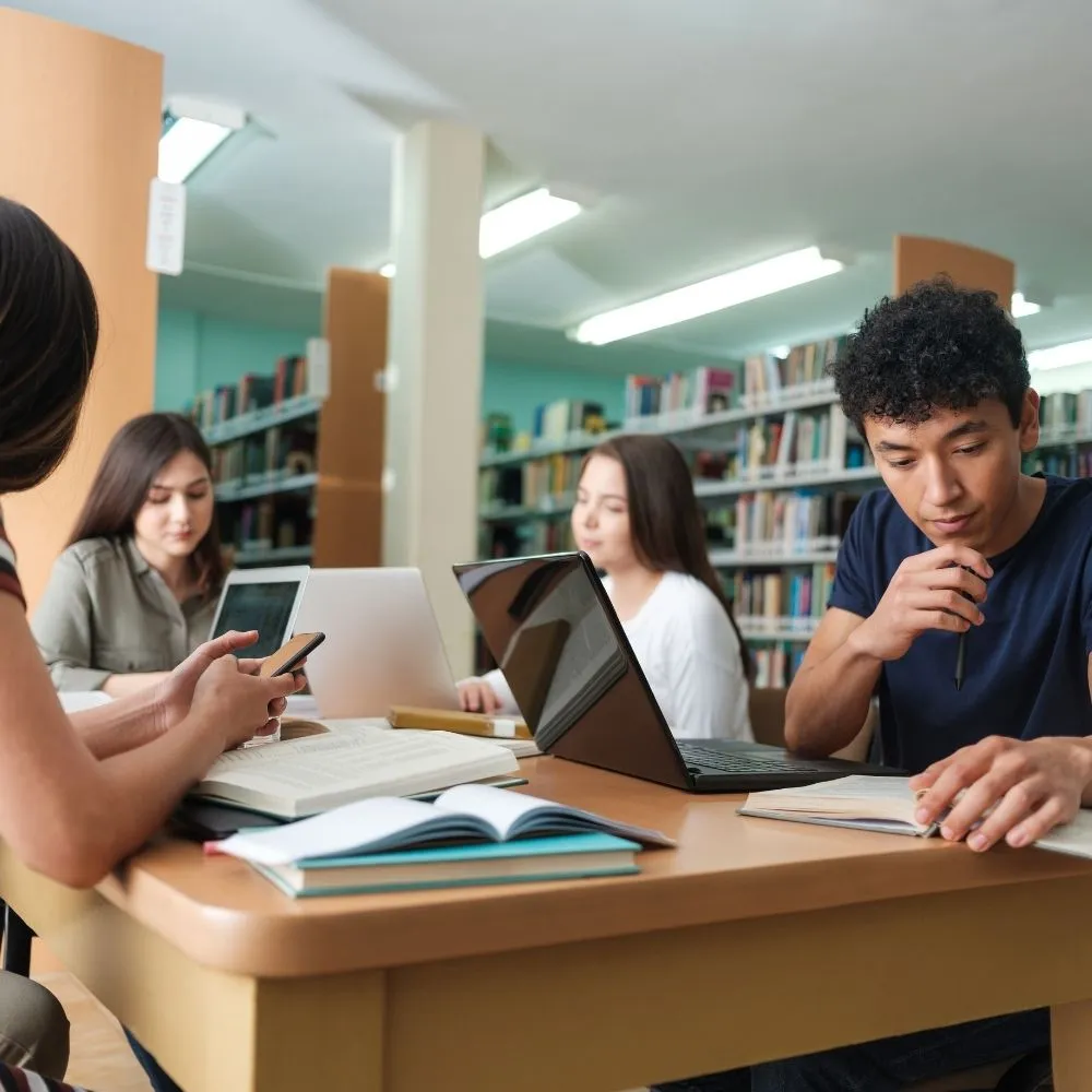 Estudiantes en la biblioteca