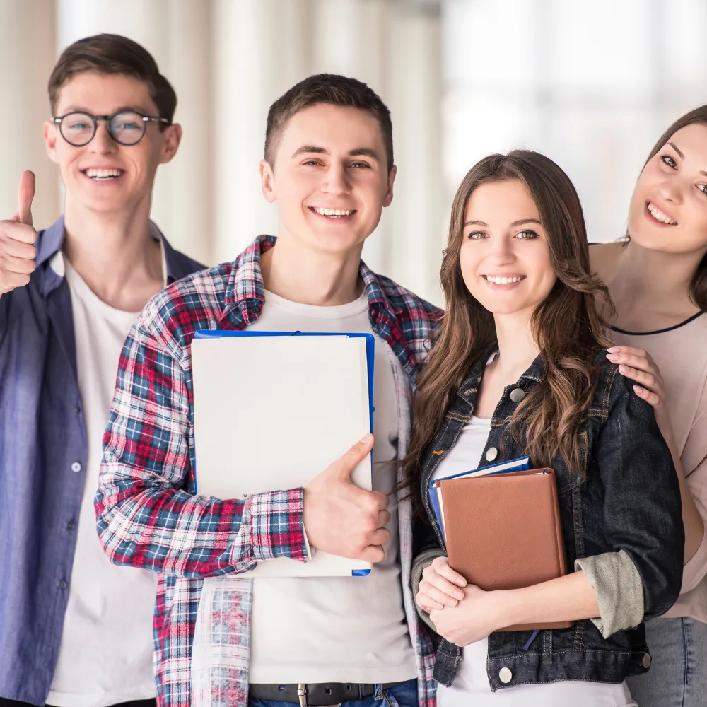 Grupo de estudiantes con sus cuadernos
